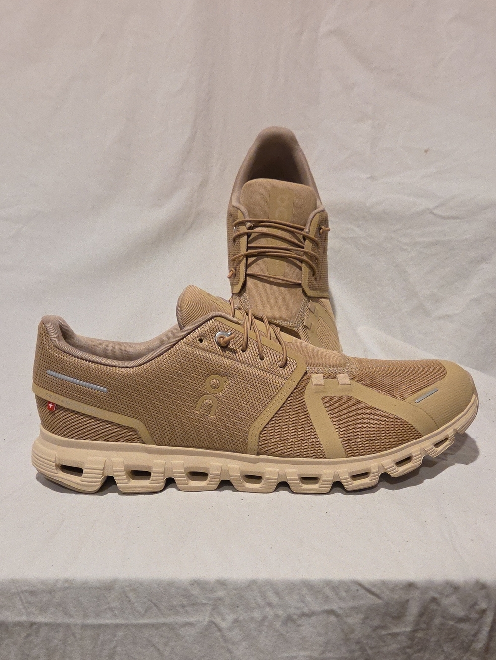 On Running Men’s Cloud 6, Chai Sand Color, Size 11.5